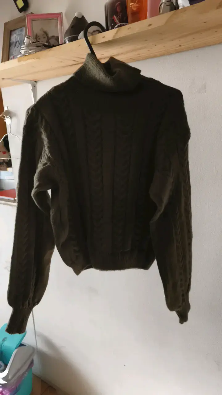 Suéter de lana verde con cuello alto - 2