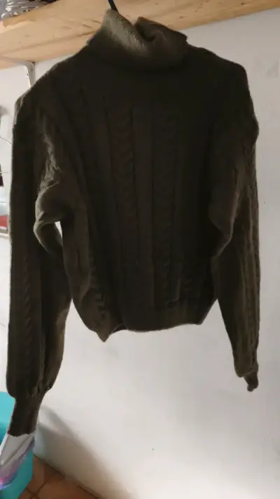 Suéter de lana verde con cuello alto - miniatura 3