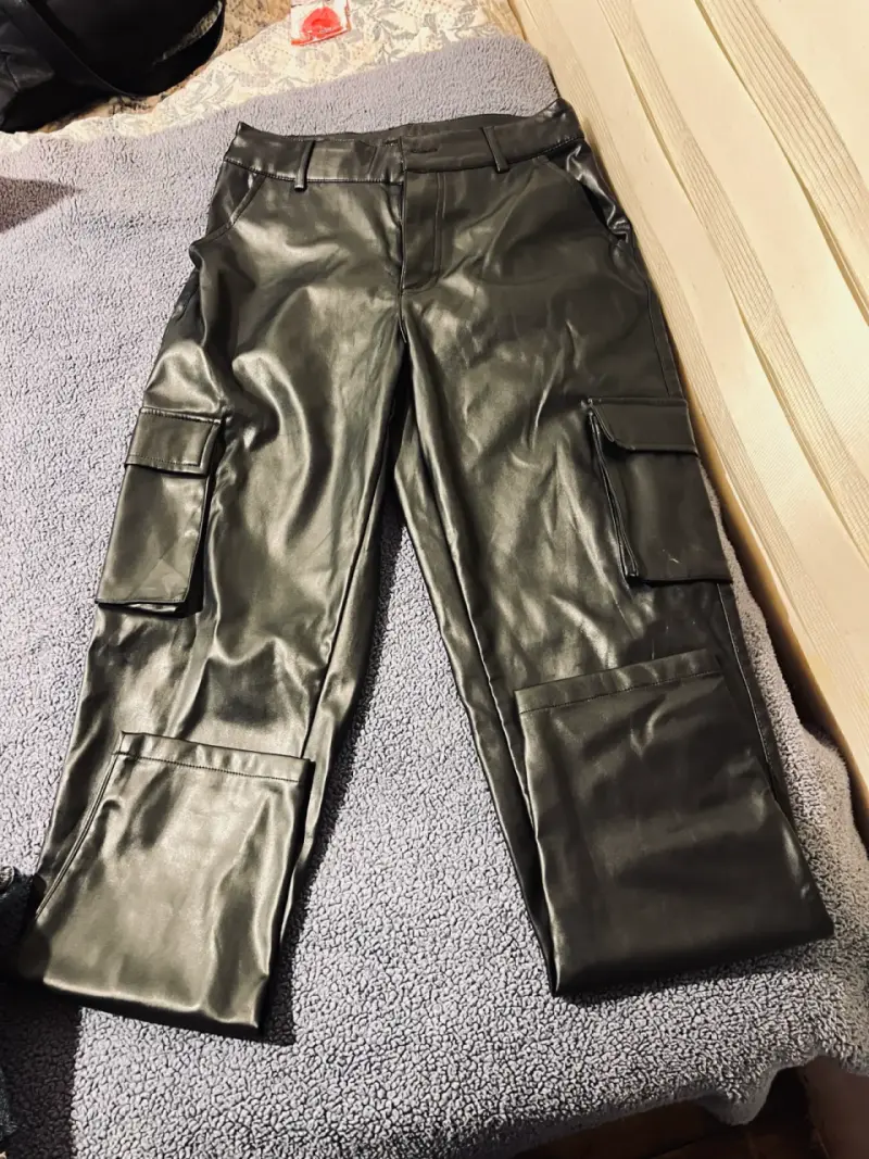 Pantalones cargo de cuero sintético negro