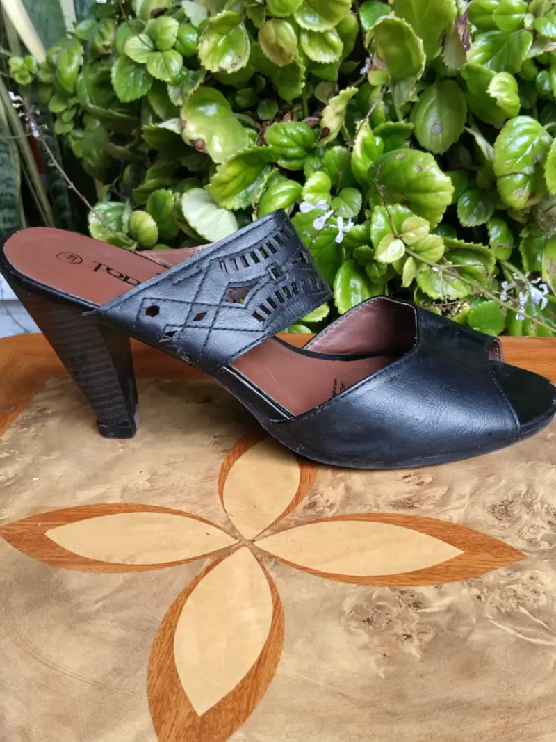 Sandalias de tacón negras elegantes
