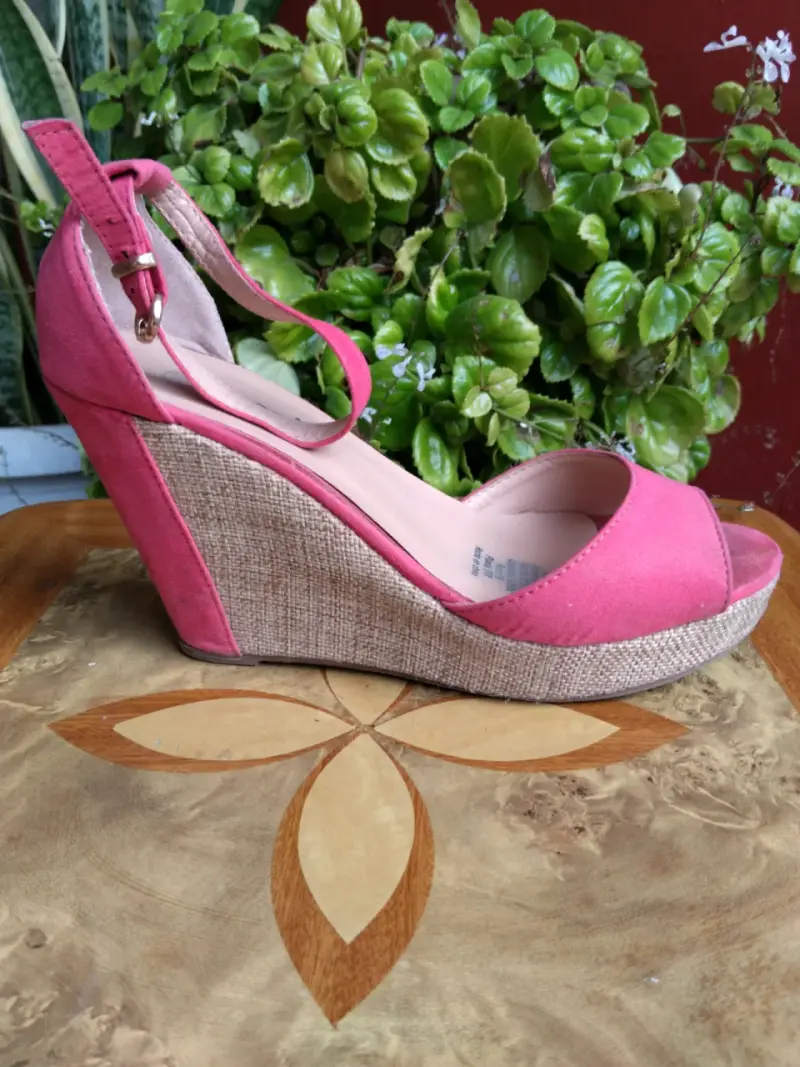 Sandalias rosadas con plataforma de yute