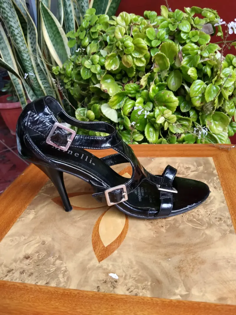 Tacones negros de charol con hebillas - 1