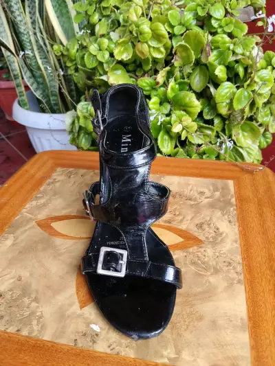 Tacones negros de charol con hebillas - miniatura 2