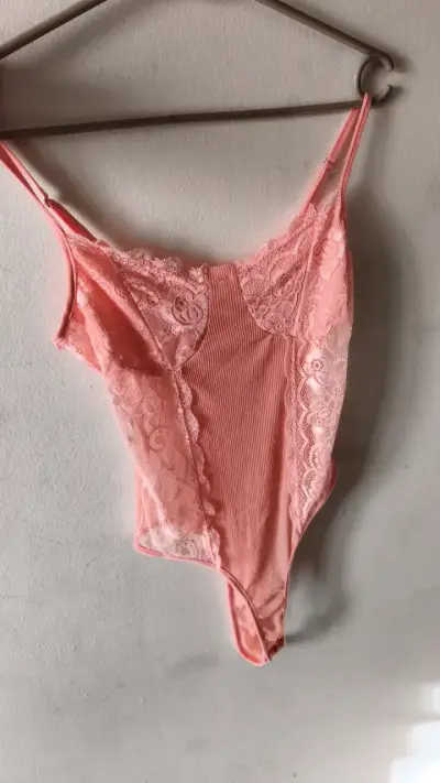 Body de encaje rosa para mujer - miniatura 1