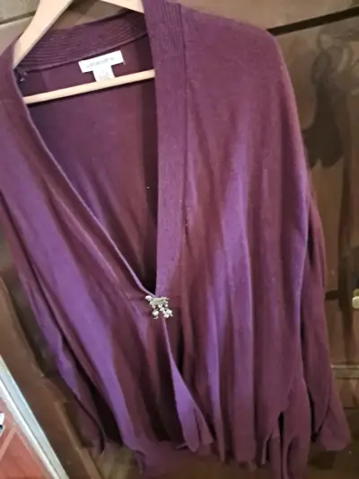 Cárdigan morado Liz Claiborne con broche - miniatura 3