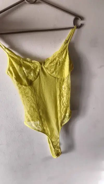 Body de encaje rosa para mujer - miniatura 2