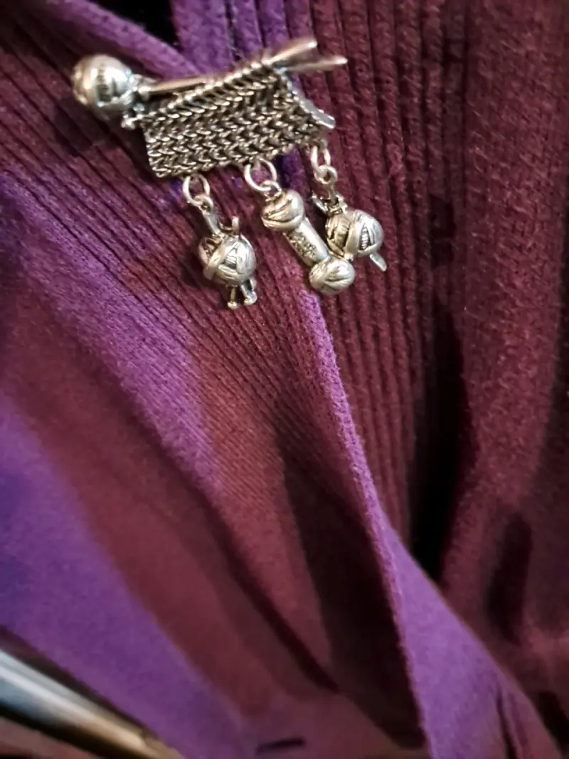 Cárdigan morado Liz Claiborne con broche - 6