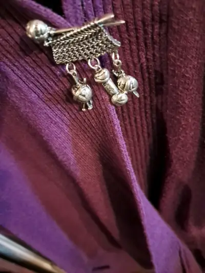 Cárdigan morado Liz Claiborne con broche - miniatura 6