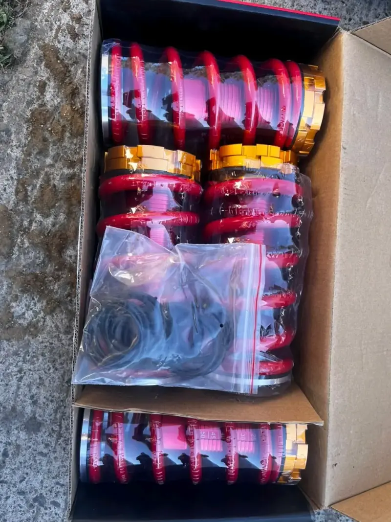 Kit de suspensión coilover ajustable rojo y dorado - 1