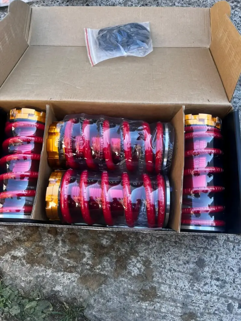Kit de suspensión coilover ajustable rojo y dorado - 4