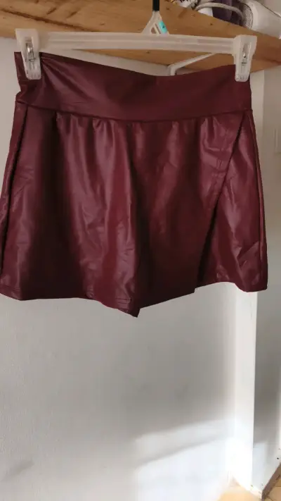 Falda corta de cuero sintético burdeos - miniatura 1