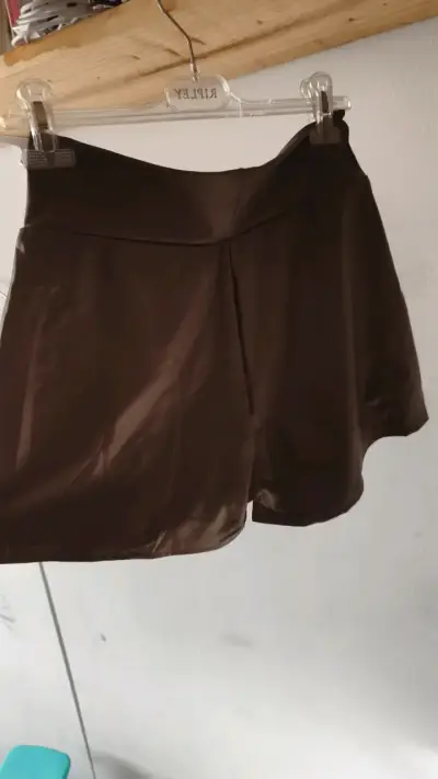Falda corta de cuero sintético burdeos - miniatura 4