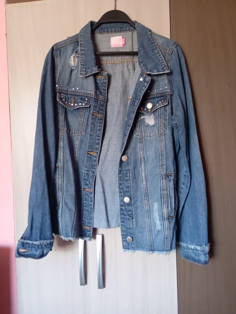 Chaqueta de mezclilla con detalles desgastados - 1