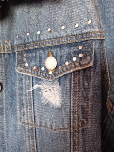 Chaqueta de mezclilla con detalles desgastados - miniatura 3
