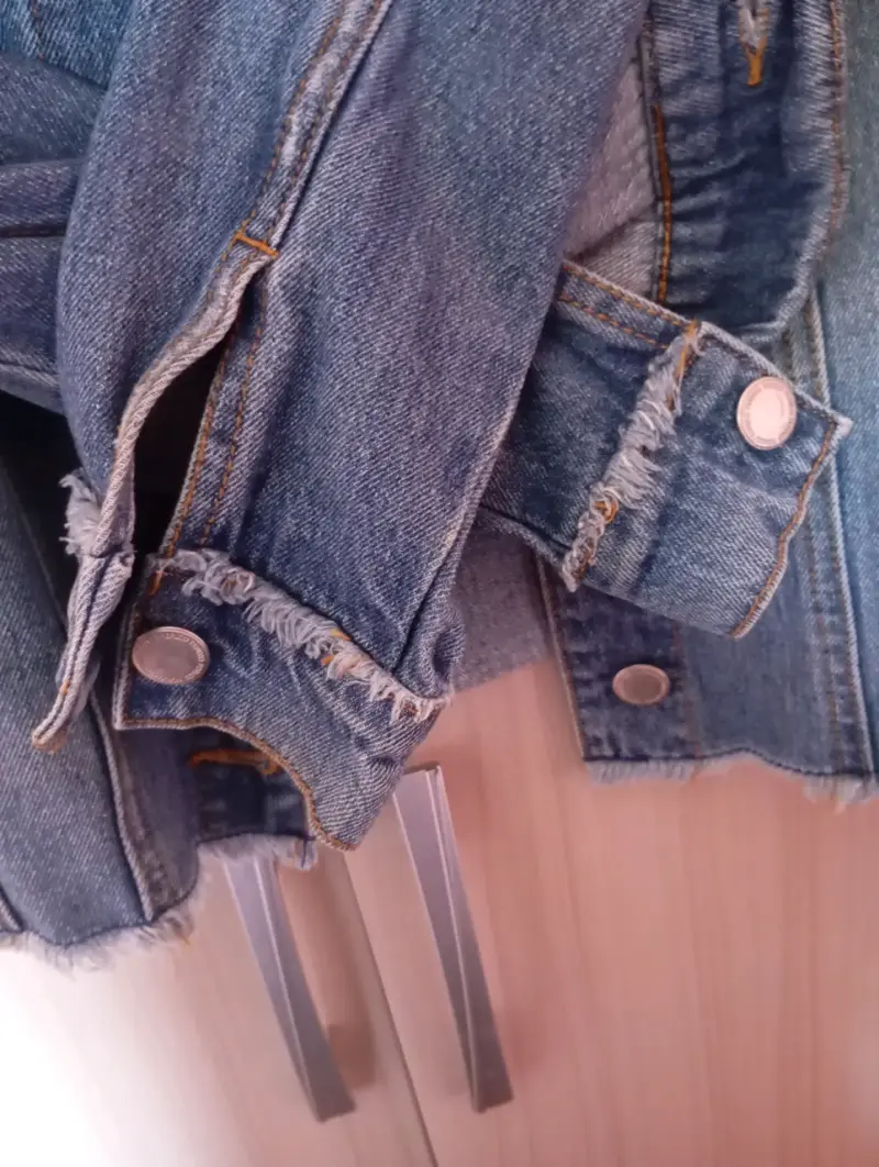 Chaqueta de mezclilla con detalles desgastados - 4