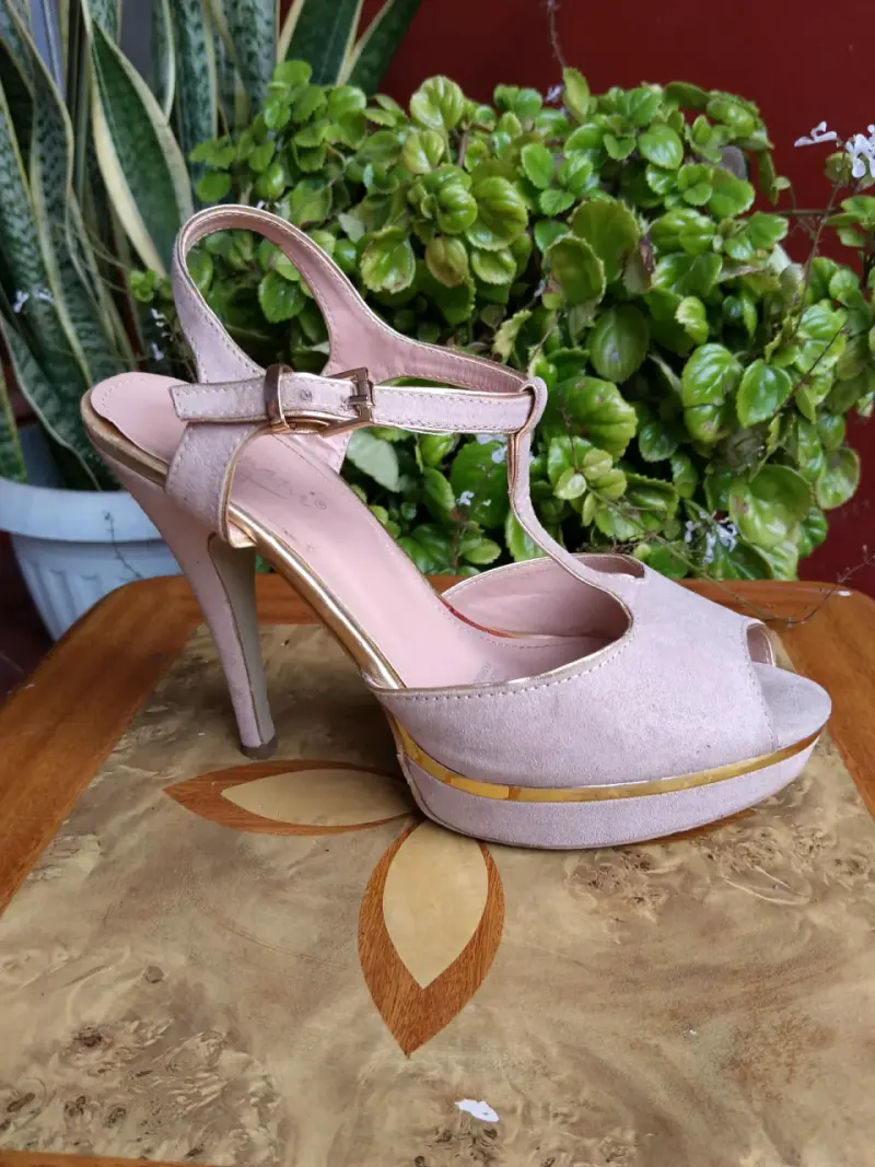 Tacones altos beige con plataforma