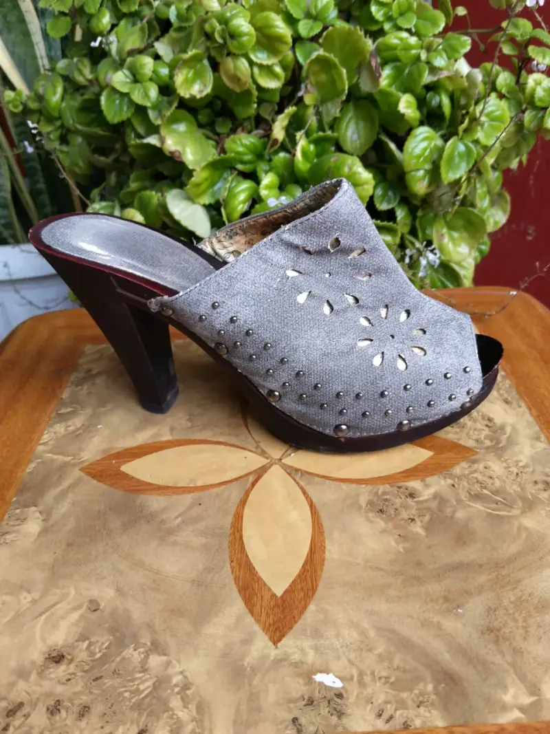 Zueco de tacón alto gris con detalles calados