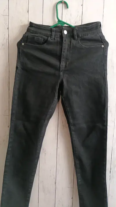 Jeans negros de mezclilla para mujer - miniatura 1
