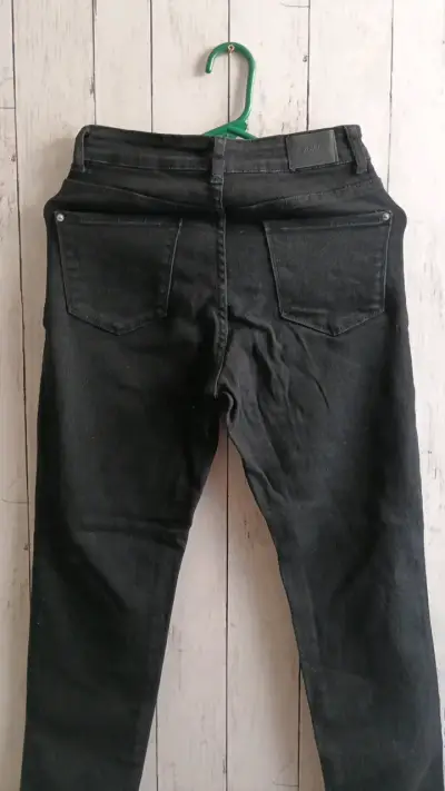 Jeans negros de mezclilla para mujer - miniatura 2