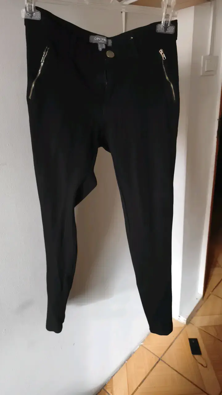 Pantalones negros con cierre de mujer