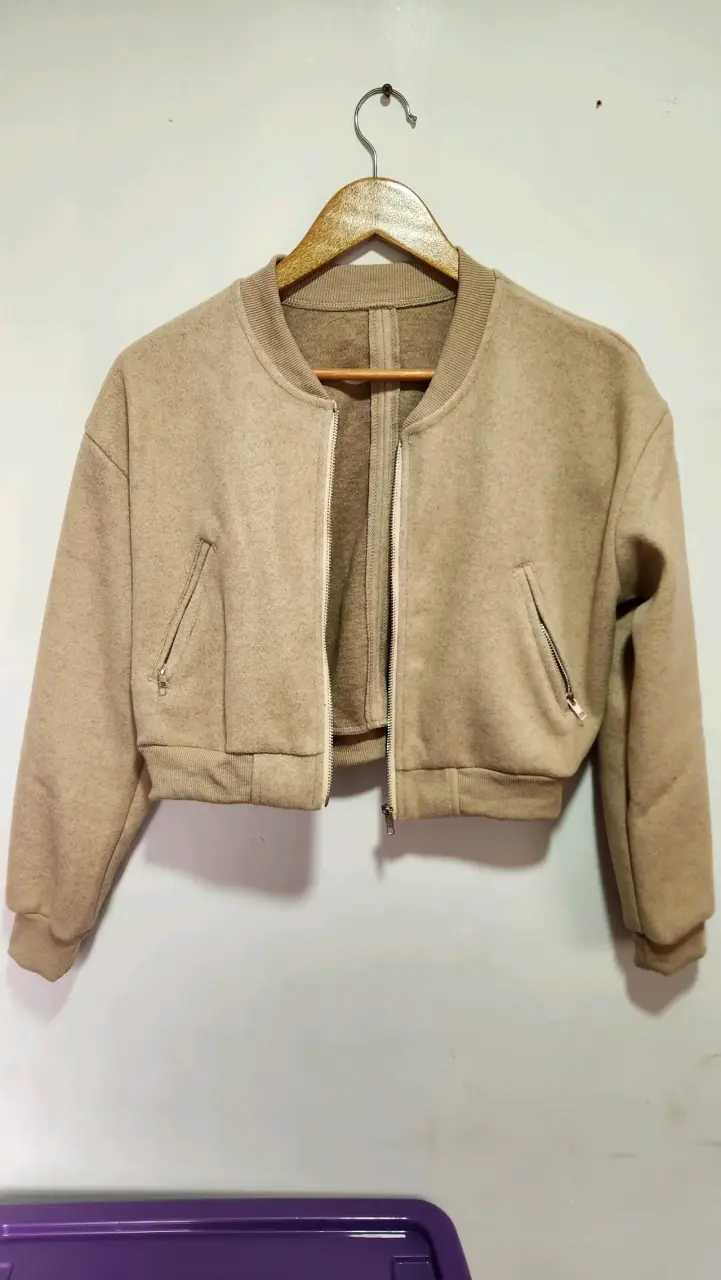 Chaqueta bomber beige con cierre