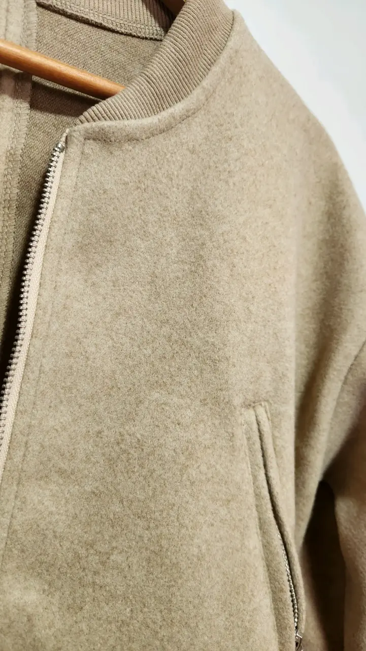 Chaqueta bomber beige con cierre - 3