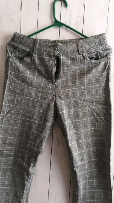 Pantalones de cuadros gris para mujer - miniatura 2