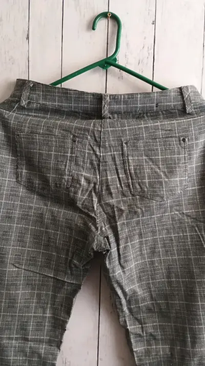 Pantalones de cuadros gris para mujer - miniatura 3