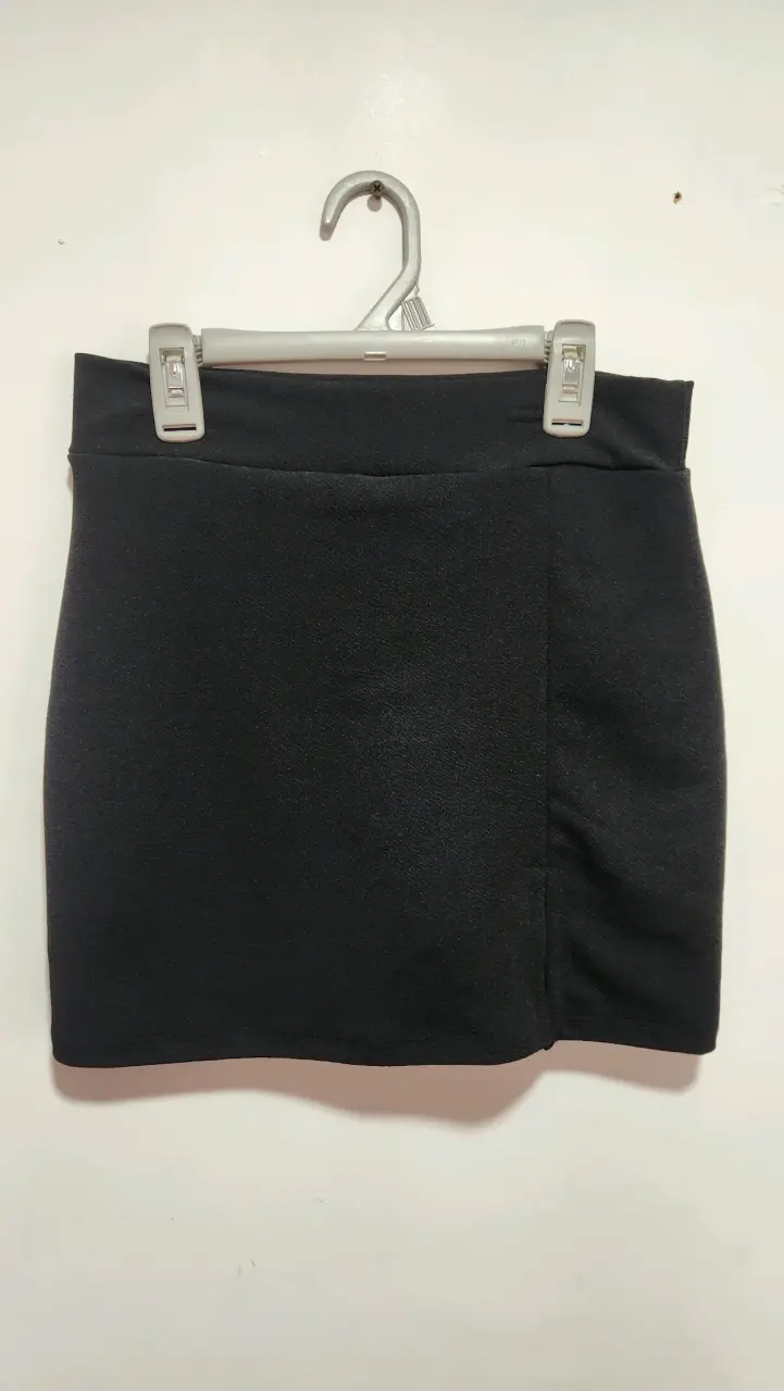 Falda short corta negra elegante