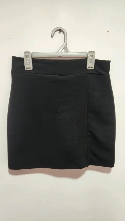 Falda short corta negra elegante - miniatura 1