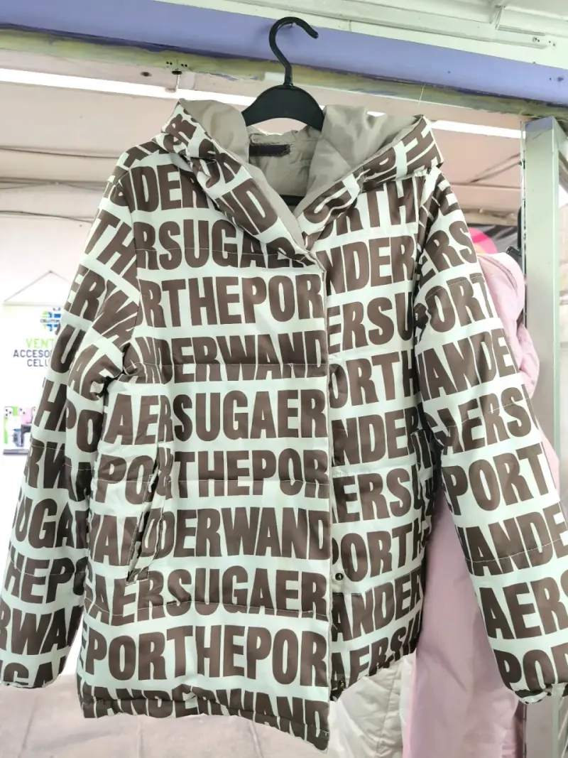 Chaqueta acolchada con capucha estampada