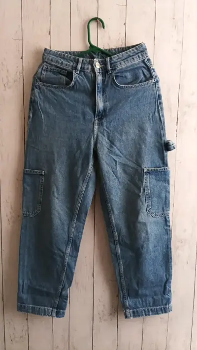 Jeans de mezclilla azul con bolsillos cargo - miniatura 1