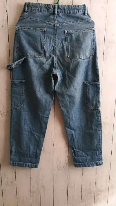 Jeans de mezclilla azul con bolsillos cargo - miniatura 2