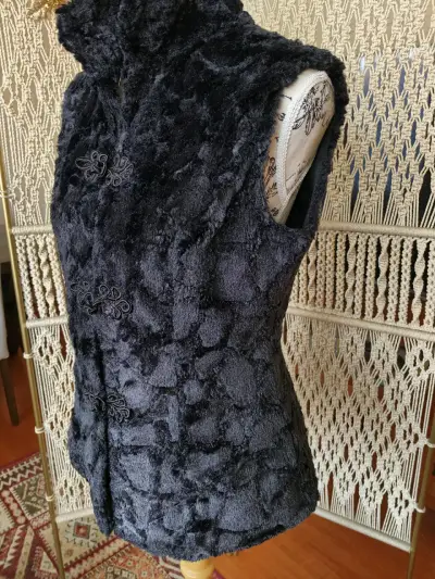 Chaleco de piel sintética negro elegante - miniatura 4