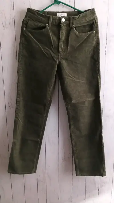 Pantalon de cotelon verde oliva para mujer - miniatura 1
