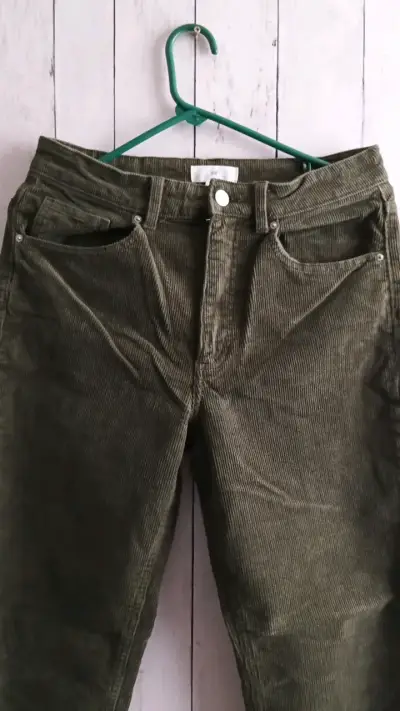 Pantalon de cotelon verde oliva para mujer - miniatura 2