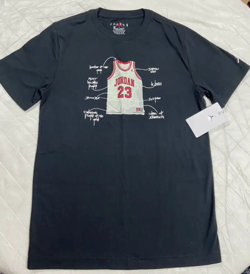 Polera Jordan negra con diseño de camiseta - 1
