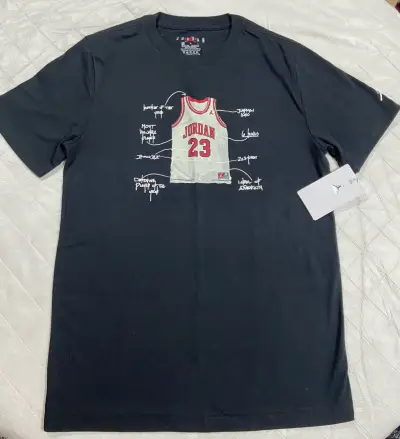 Polera Jordan negra con diseño de camiseta - miniatura 1