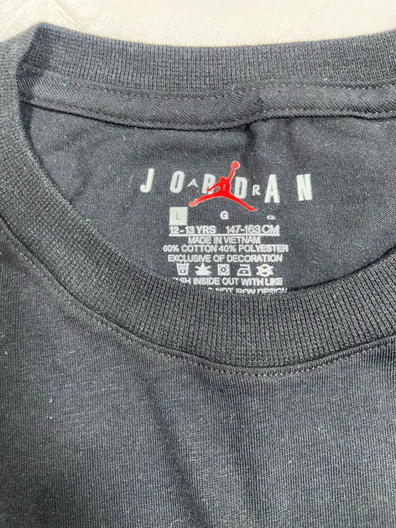 Polera Jordan negra con diseño de camiseta - 2