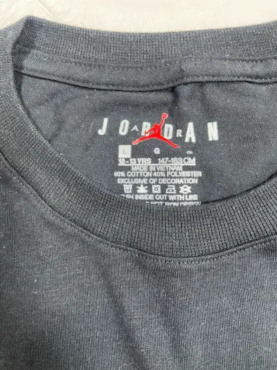 Polera Jordan negra con diseño de camiseta - miniatura 2