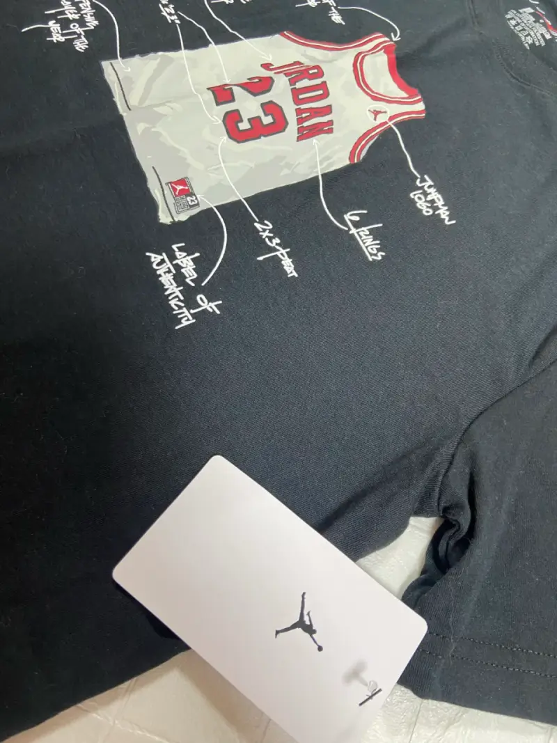 Polera Jordan negra con diseño de camiseta - 3