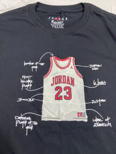 Polera Jordan negra con diseño de camiseta - miniatura 4