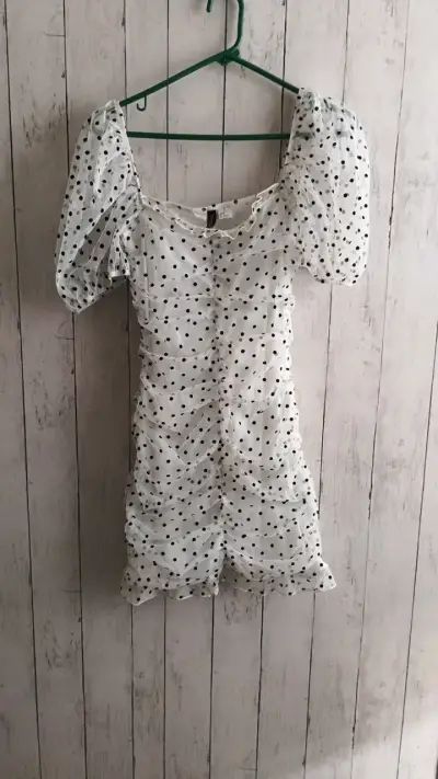 Vestido corto blanco con lunares negros - miniatura 1
