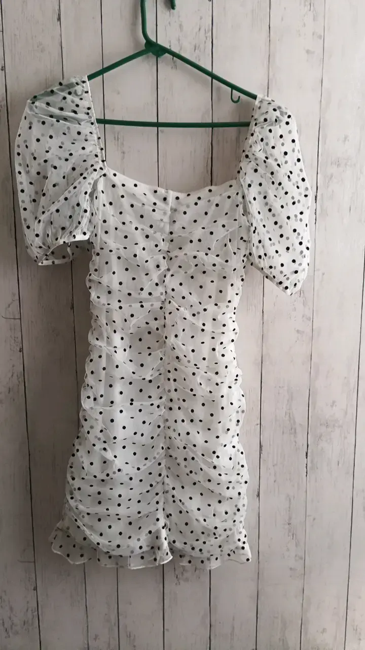 Vestido corto blanco con lunares negros - 2