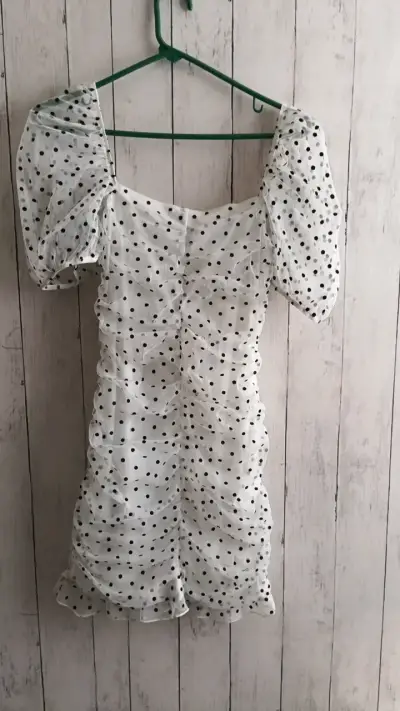 Vestido corto blanco con lunares negros - miniatura 2