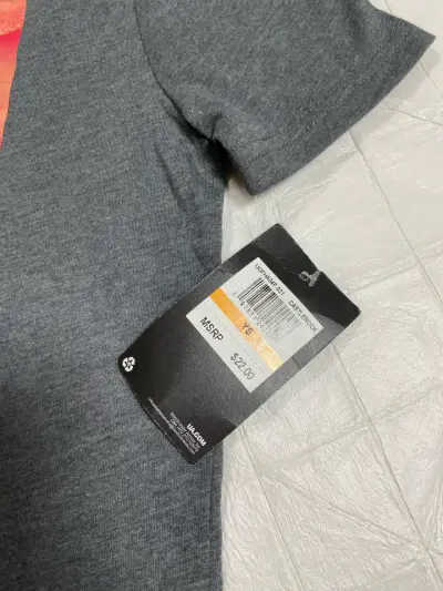 Polera Under Armour gris con logo naranja - miniatura 2