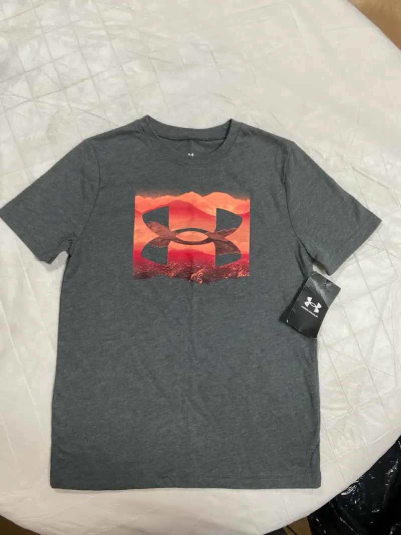 Polera Under Armour gris con logo naranja - 3