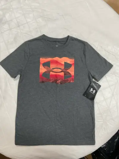 Polera Under Armour gris con logo naranja - miniatura 3