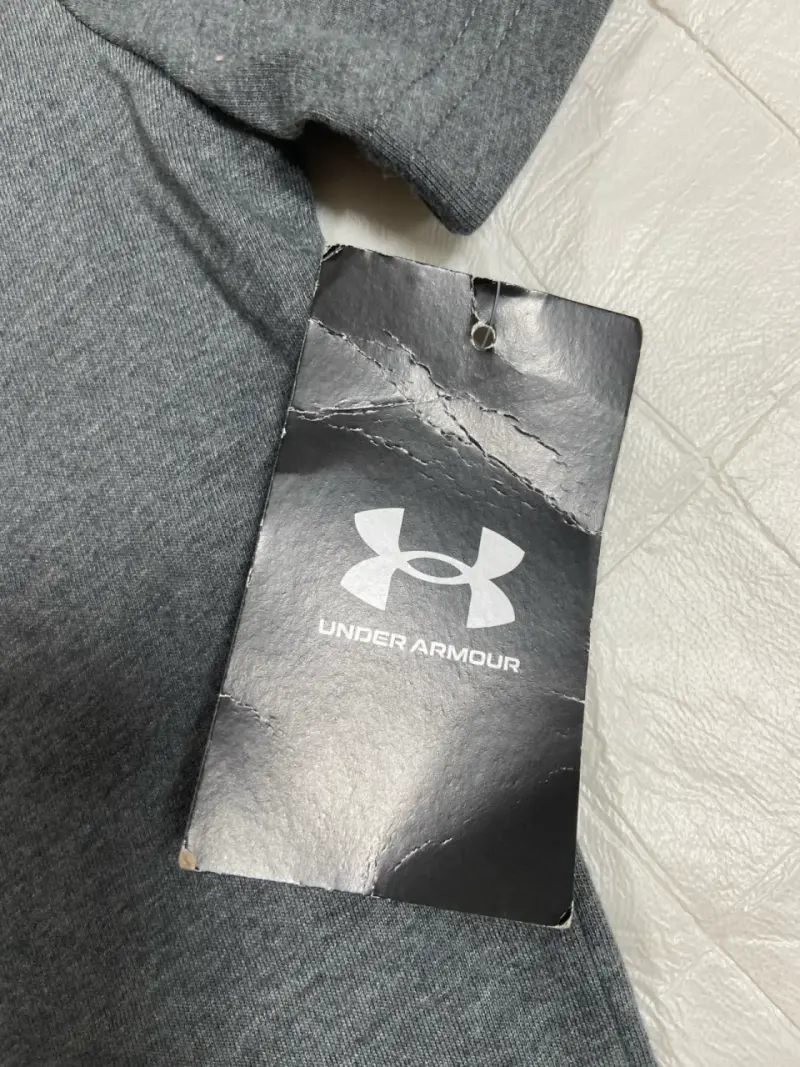 Polera Under Armour gris con logo naranja - 4