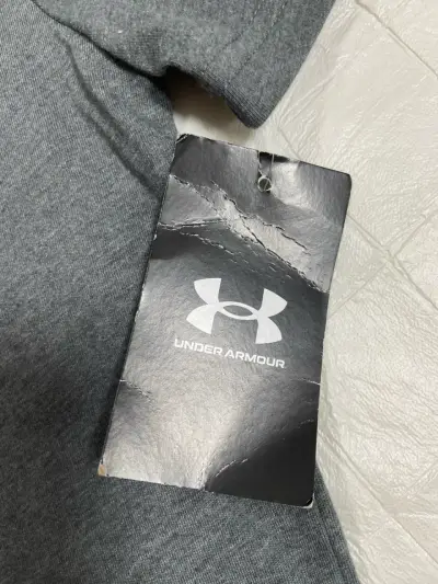 Polera Under Armour gris con logo naranja - miniatura 4